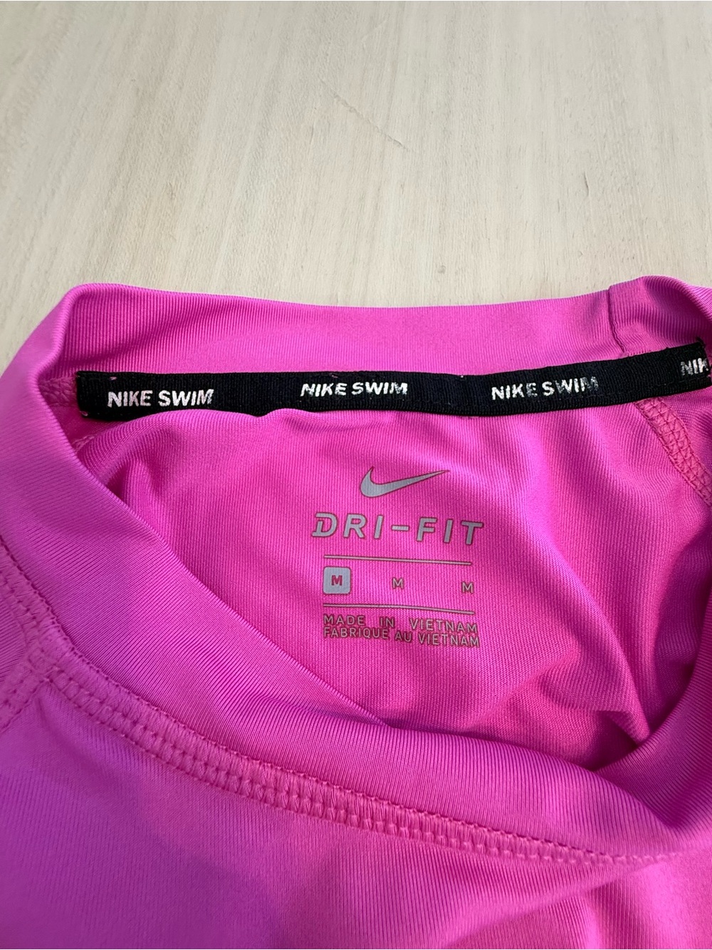 🩷 Nike Swim Dri-fit UPF 40 Women’s Hot Pink Long-Sleeve Top Surf Rashguard Golf - Picture 2 of 14